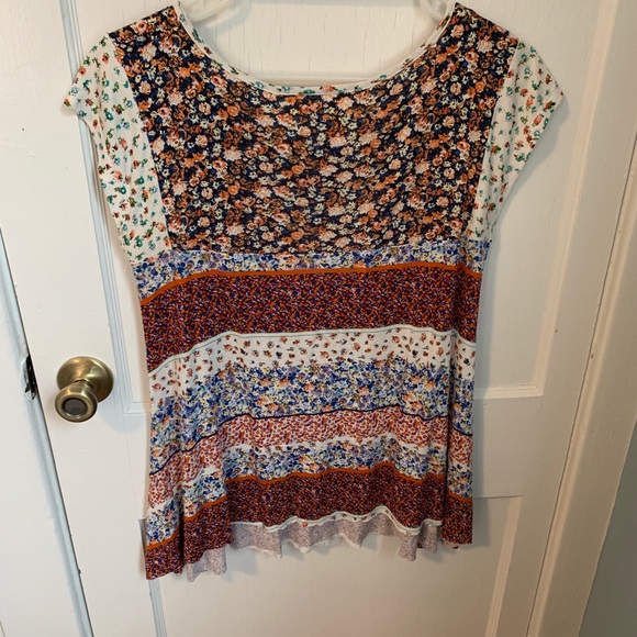 Soft Flowy Patterned Tee Shirt - Picture 2 of 3